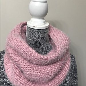 New women’s hand knit pink fuzzy neck warmer OS